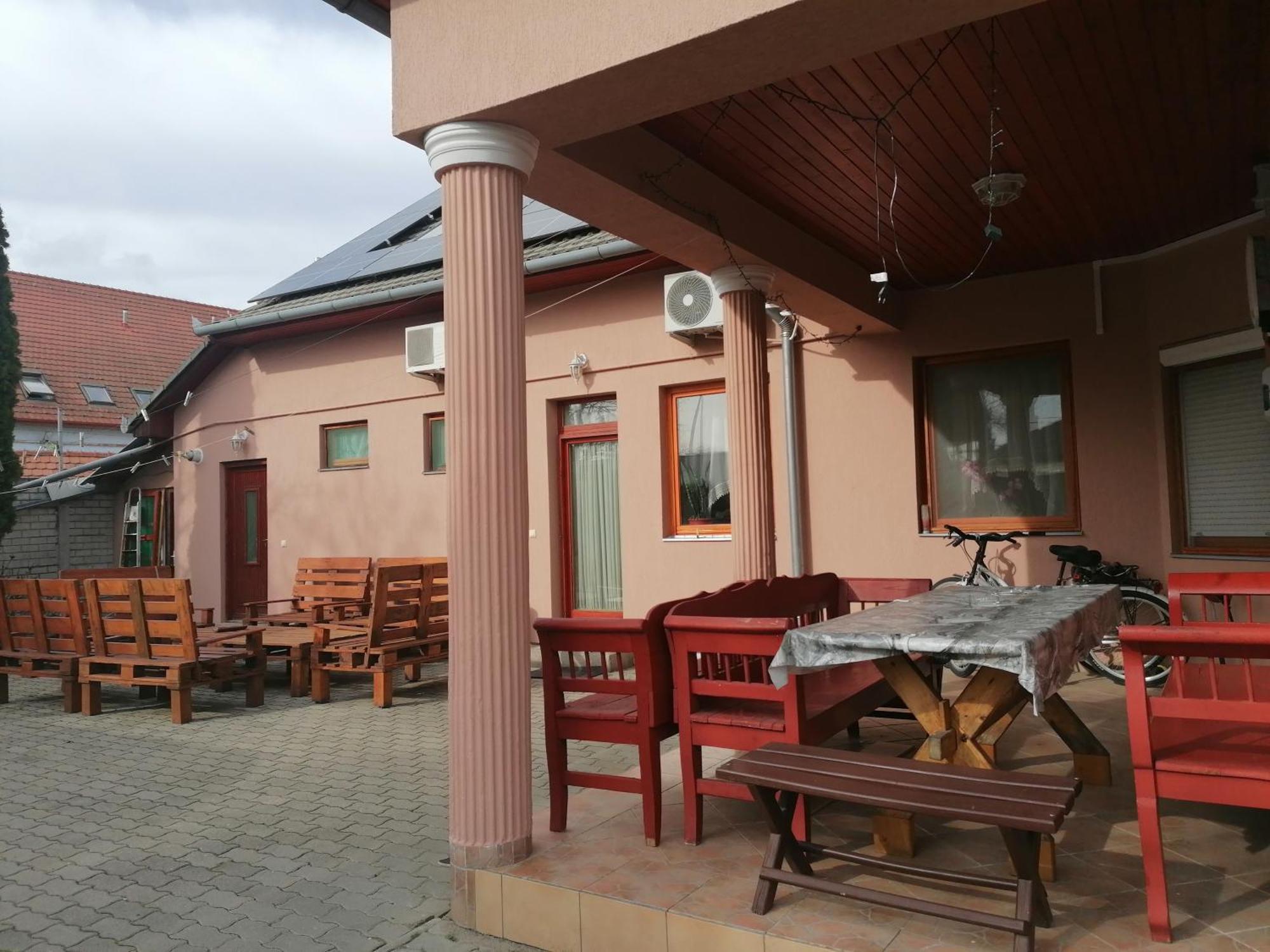 Iglodi Panzio Hotel Kunszentmárton Buitenkant foto