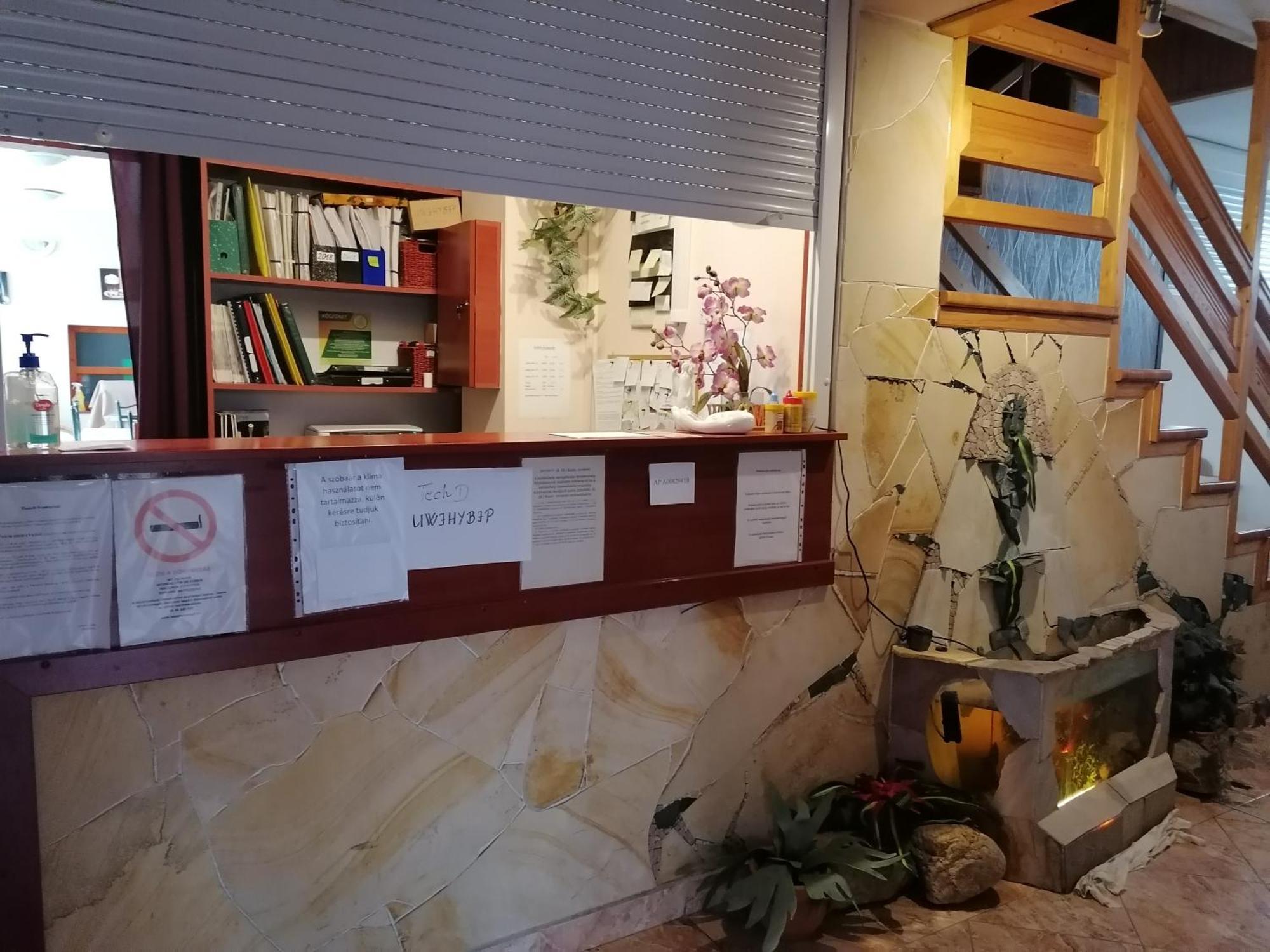 Iglodi Panzio Hotel Kunszentmárton Buitenkant foto